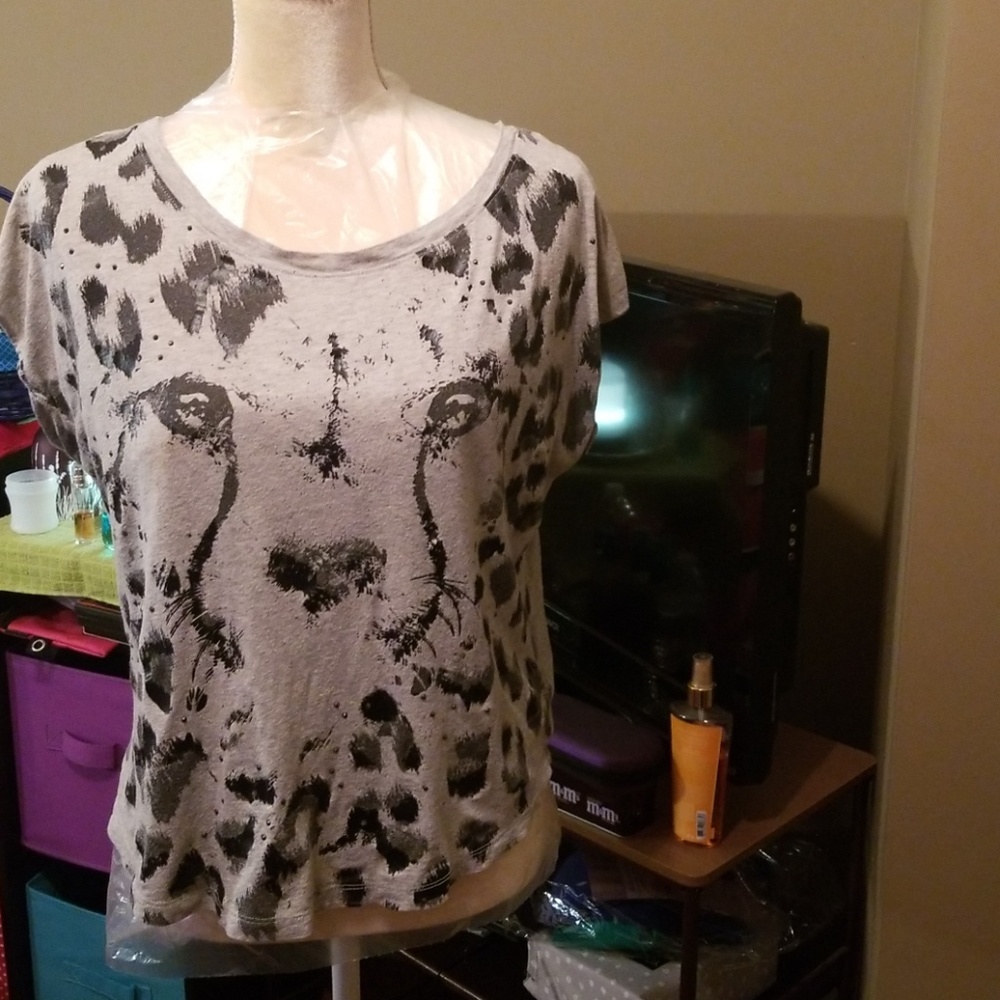 I am selling a gray and black T shirt